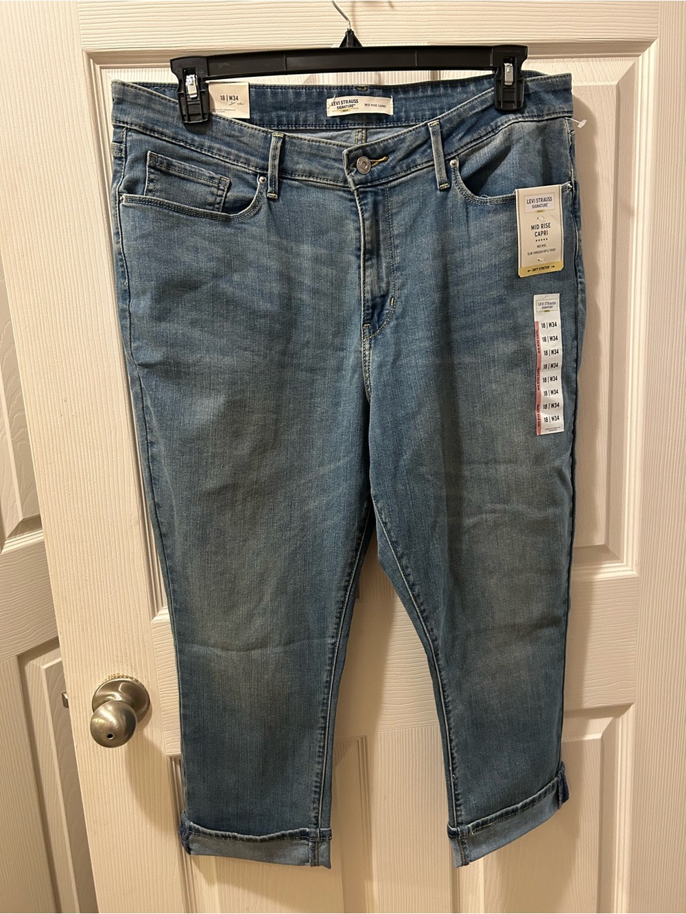 Levi Strauss Signature Gold SZ 18/W34 Mid-Rise Light Blue Women's Capri Jeans